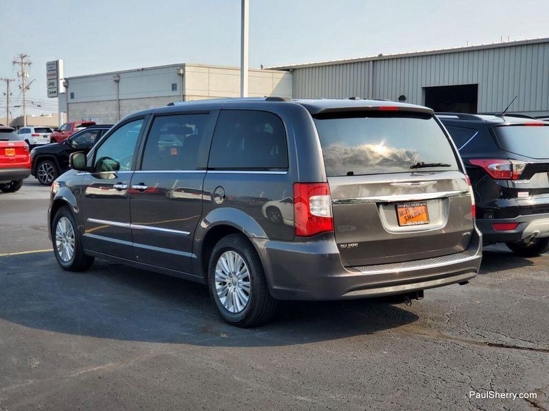 2016 Chrysler Town & Country Limited photo 3
