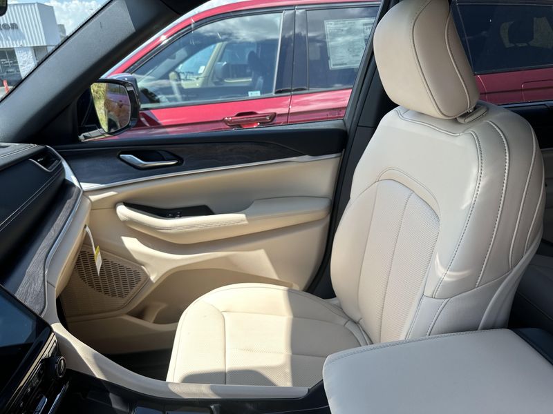 New 2025 Jeep Grand Cherokee L Limited 4x4Image 33