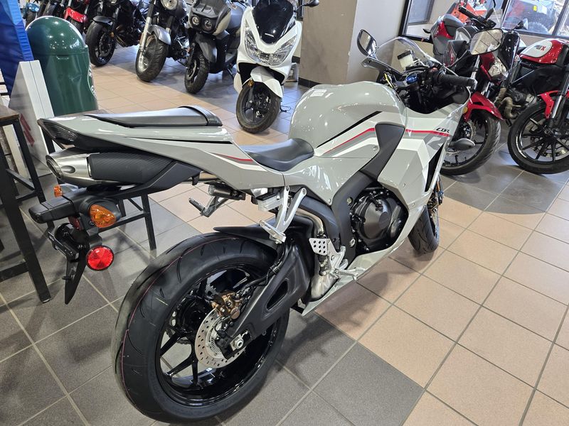 New 2026 Honda CBR600RR DEEP PEARL GRAY Image 5