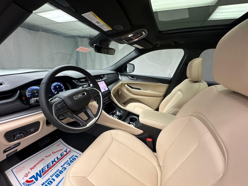 2025 Jeep Grand Cherokee L Limited 4x4Image 9
