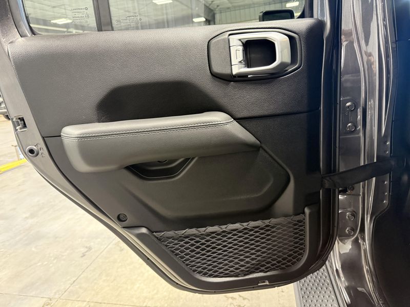 Used 2020 Jeep Gladiator OverlandImage 18