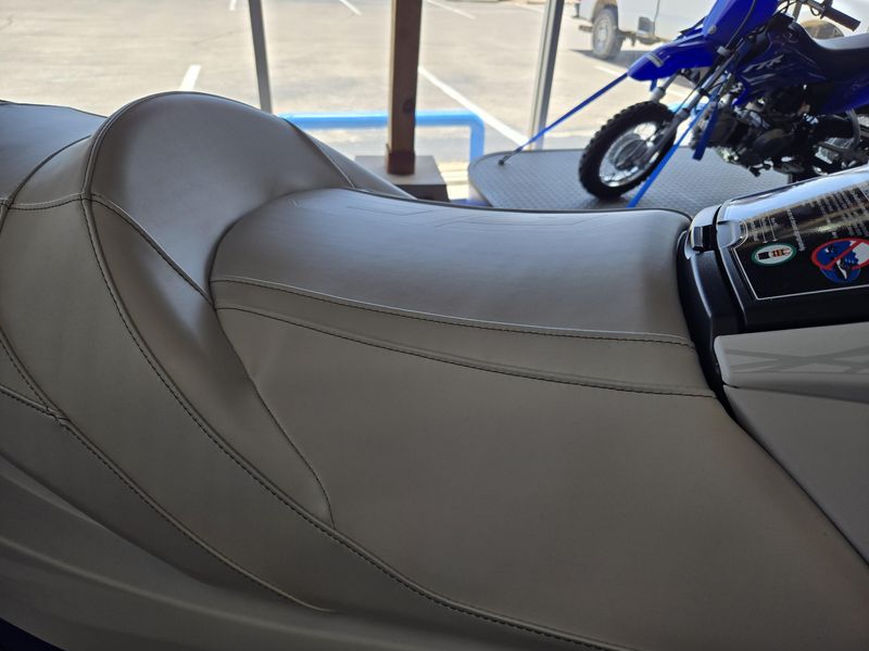 2025 Yamaha GP SVHO WAUDIO WHITE AND RACING BLUE Image 11
