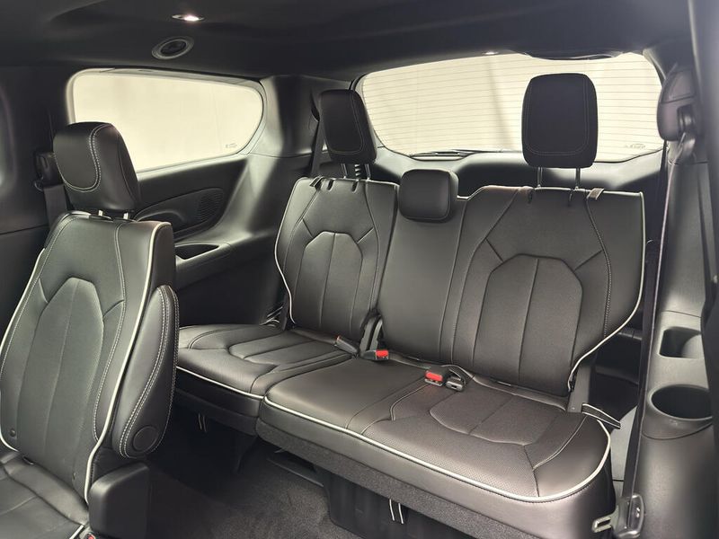 New 2027 Chrysler Pacifica Limited AwdImage 13