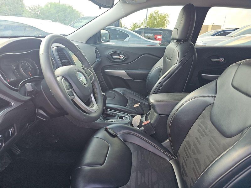 2022 Jeep Cherokee Latitude photo 2