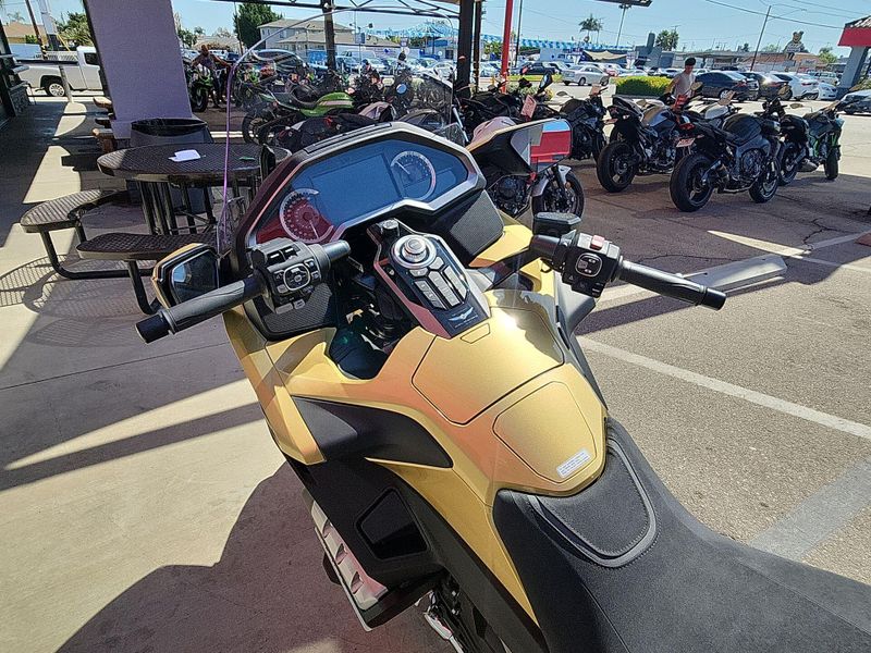 New 2025 Honda GOLDWING TOUR DCT Image 17