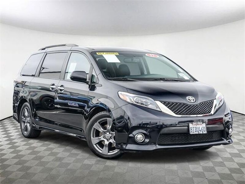 Used 2017 Toyota Sienna SEImage 2