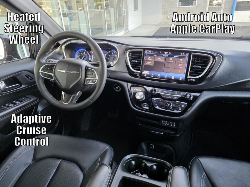 Used 2025 Chrysler Pacifica Select