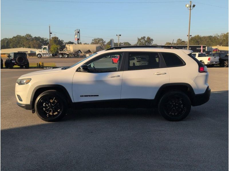 Used 2023 Jeep Cherokee Altitude LuxImage 2