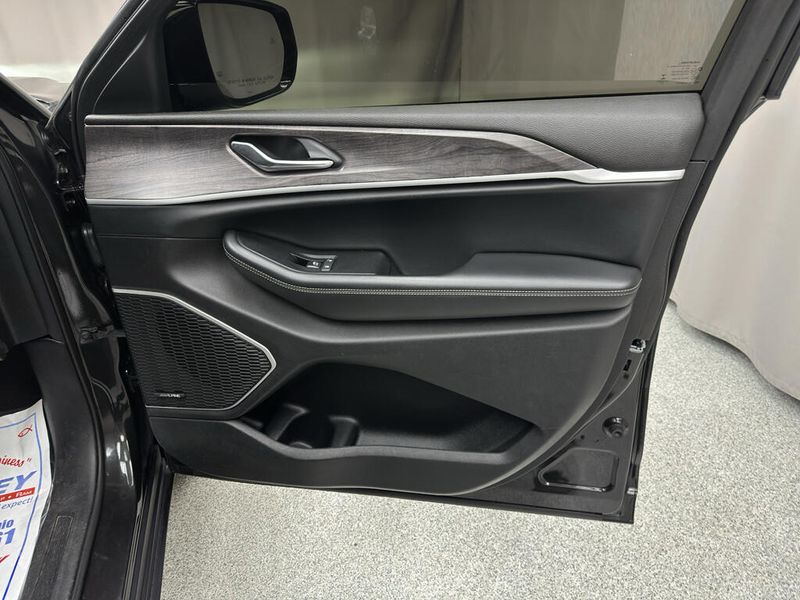 Used 2022 Jeep Grand Cherokee L LimitedImage 15