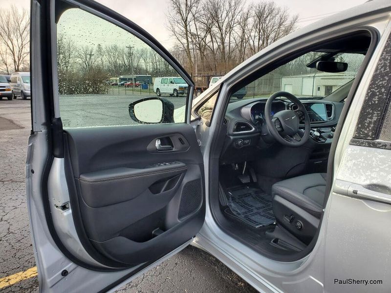 New 2026 Chrysler Pacifica Select