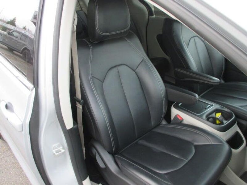 Used 2024 Chrysler Pacifica Touring LImage 23