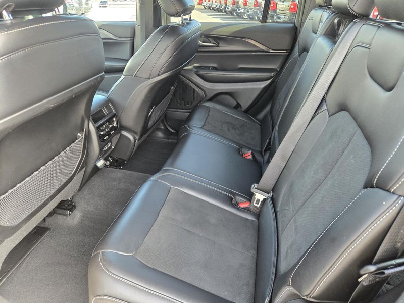 Used 2025 Jeep Grand Cherokee Altitude X 4x2