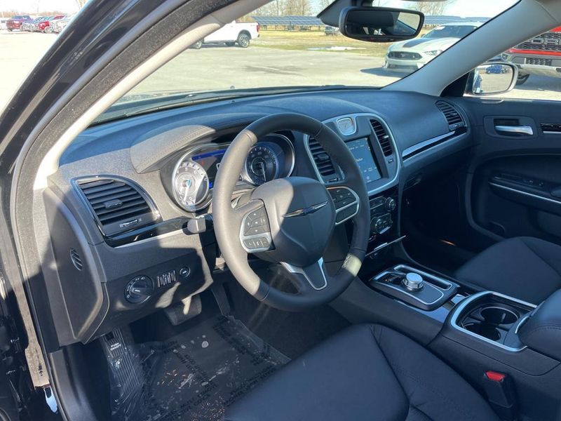 2023 Chrysler 300 Touring photo 10