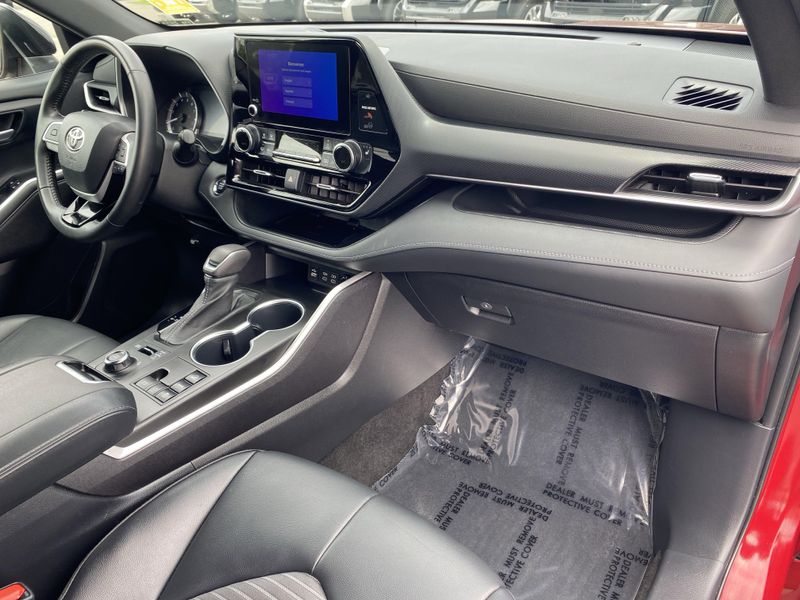 Used 2023 Toyota Highlander XSEImage 9