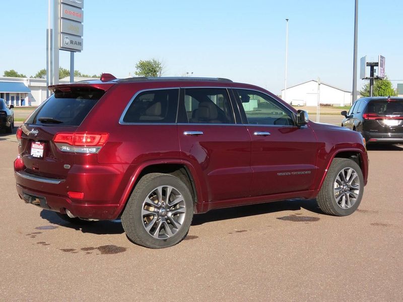 Used 2017 Jeep Grand Cherokee Overland 4x4 4dr SUVImage 4