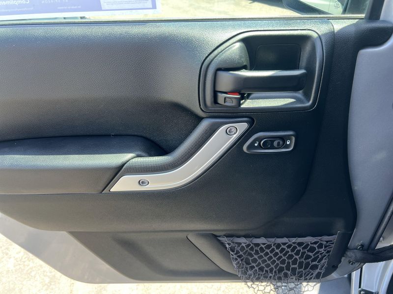 Used 2018 Jeep Wrangler JK SaharaImage 6