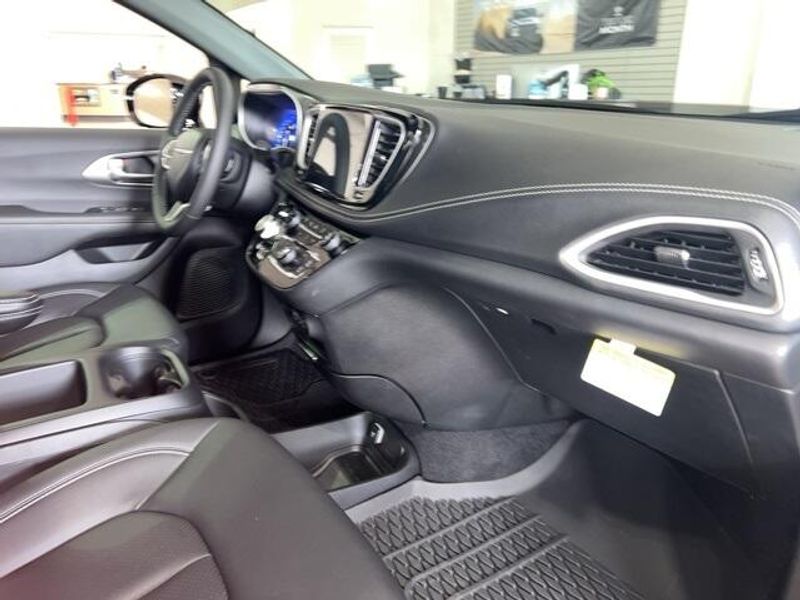 2025 Chrysler Pacifica SelectImage 18