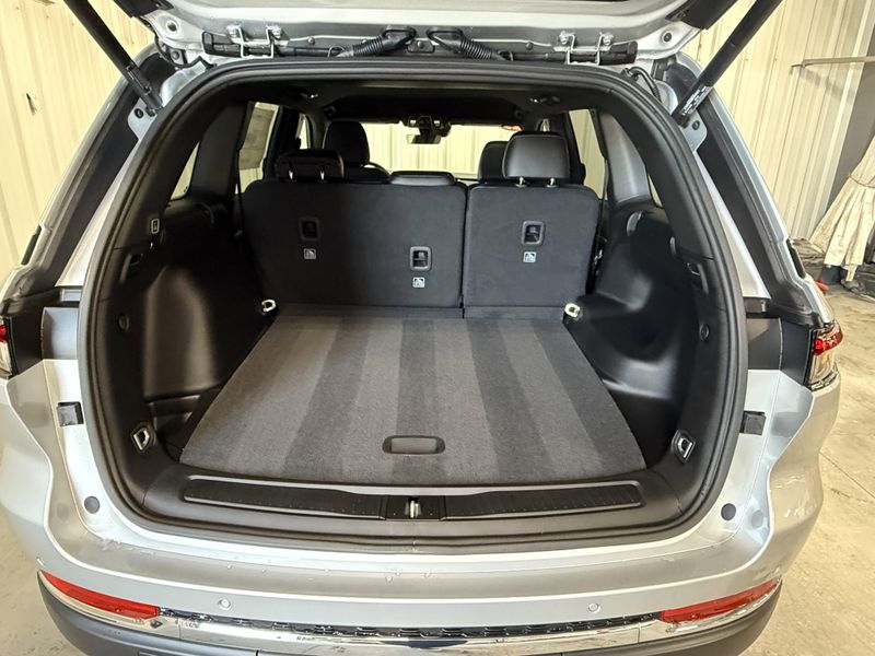 2025 Jeep Grand Cherokee Limited photo 4