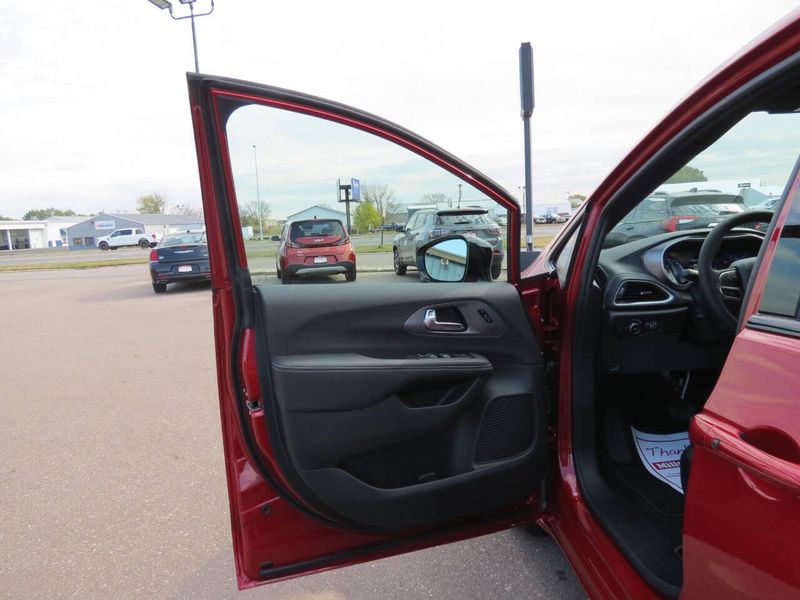 New 2026 Chrysler Pacifica SelectImage 9