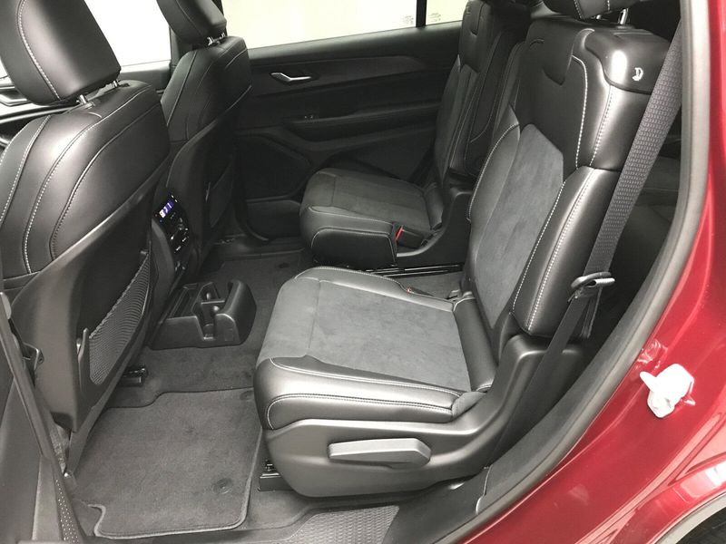 New 2025 Jeep Grand Cherokee L Altitude X 4x4Image 8