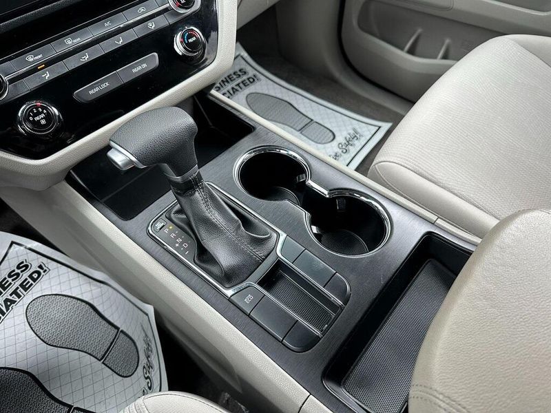 2021 Kia Sedona LXImage 7