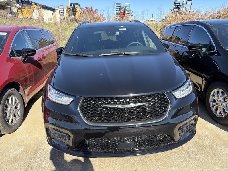 New 2026 Chrysler Pacifica LimitedImage 2