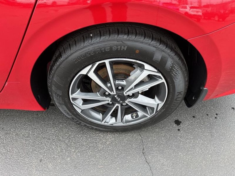 2024 Kia Forte LXSImage 7