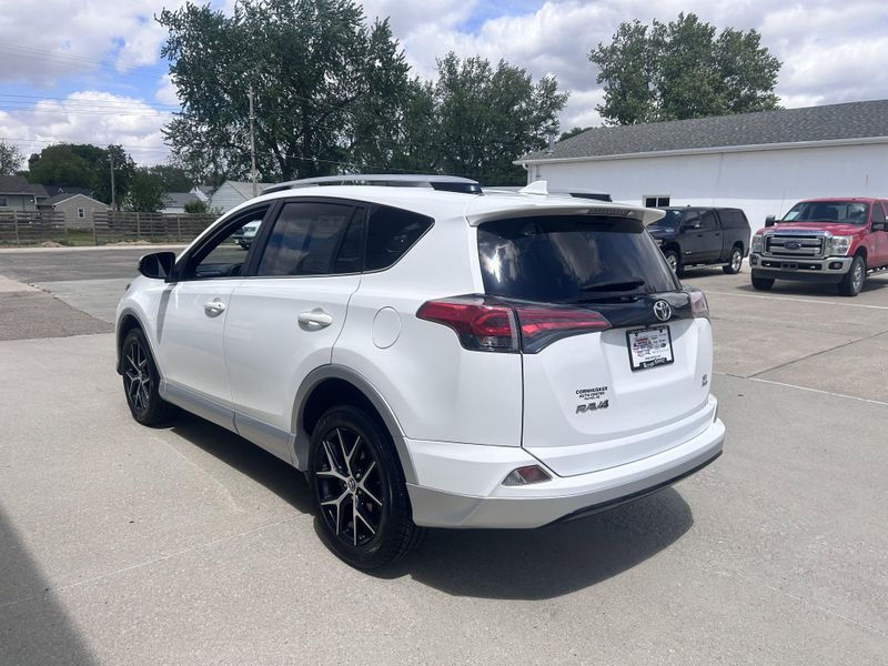 2016 Toyota RAV4 SEImage 6