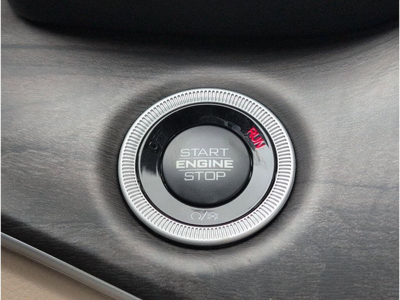 New 2025 Jeep Grand Cherokee Limited 4x2Image 18