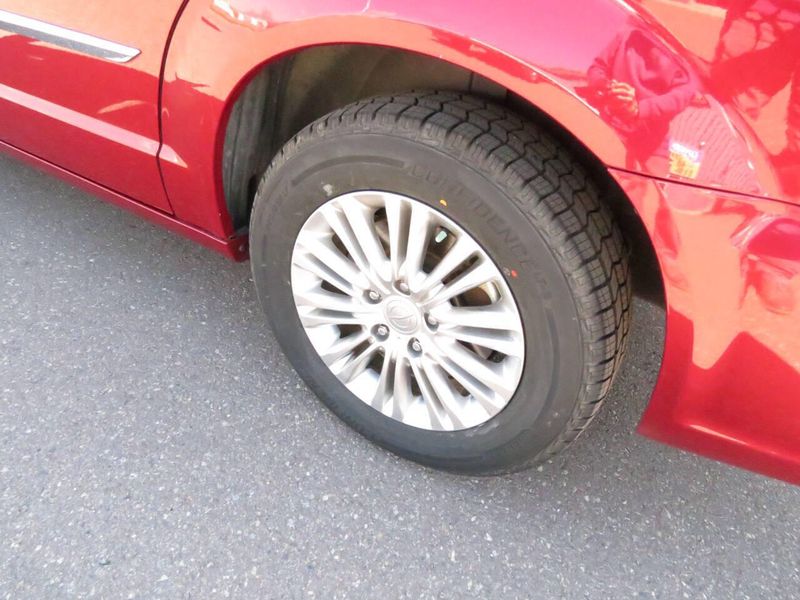 Used 2015 Chrysler Town & Country Touring L 4dr Mini VanImage 10