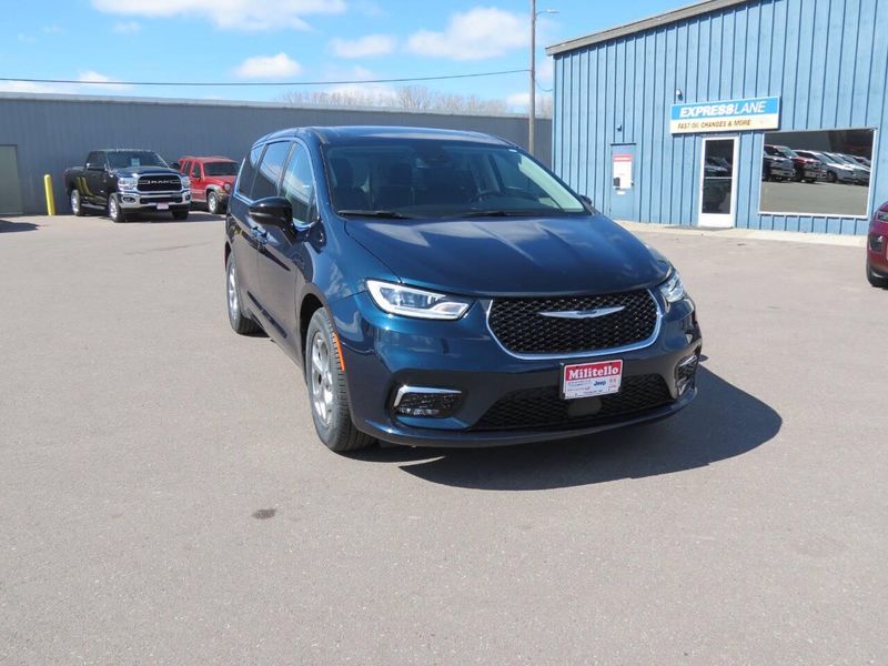 Used 2024 Chrysler Pacifica Limited 4dr Mini VanImage 3