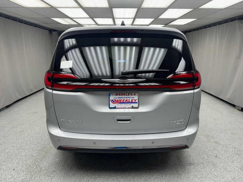 2024 Chrysler Pacifica Limited AwdImage 3