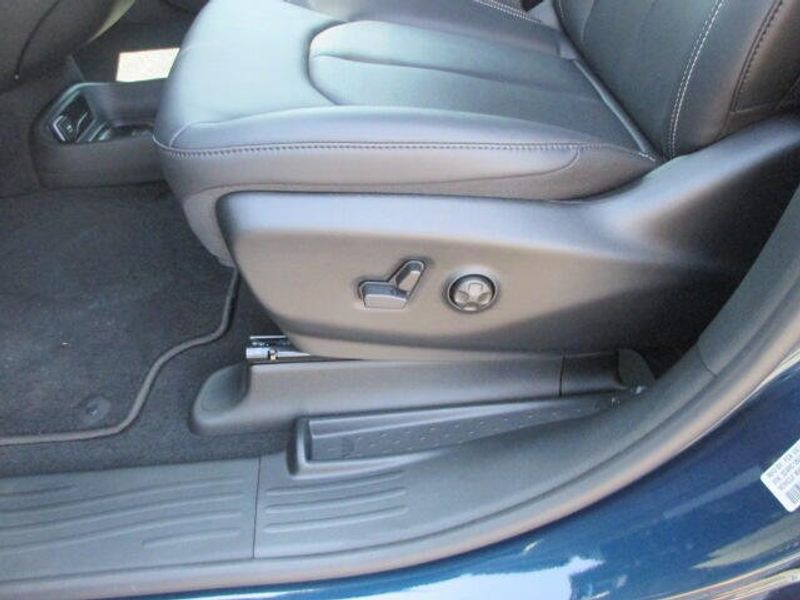 New 2025 Chrysler Pacifica SelectImage 17
