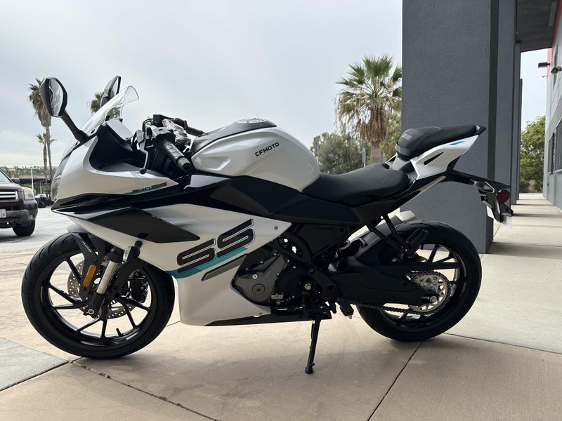 2025 CFMOTO 300SS Image 3
