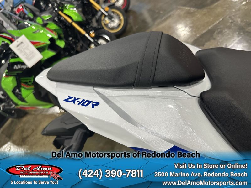 2024 Kawasaki ZX1002LRFBL-GN2  in a LIME GREEN/PEARL CRYSTAL WHITE/BLUE exterior color. Del Amo Motorsports of Redondo Beach (424) 304-1660 delamomotorsports.com 