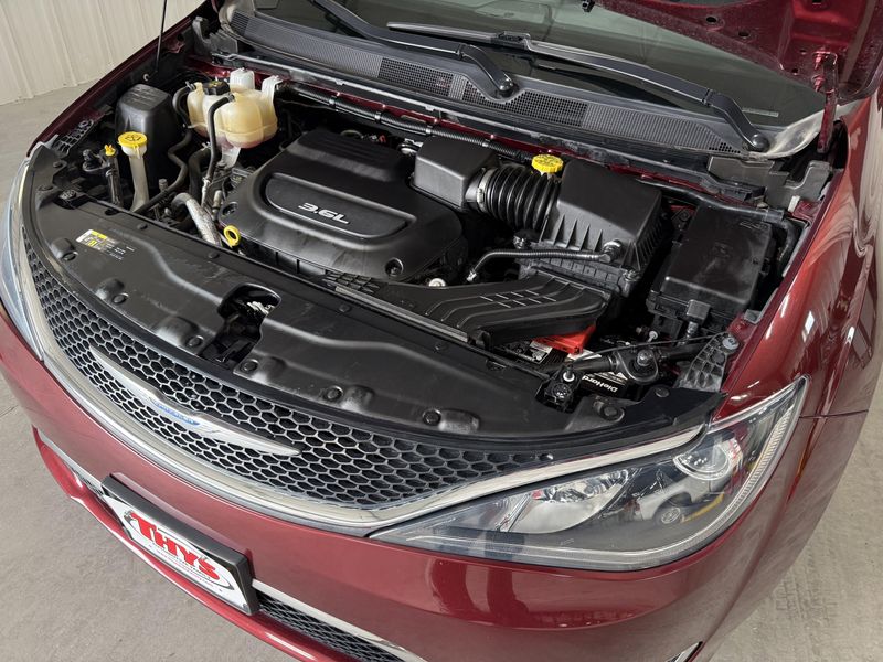 Used 2018 Chrysler Pacifica Touring LImage 16