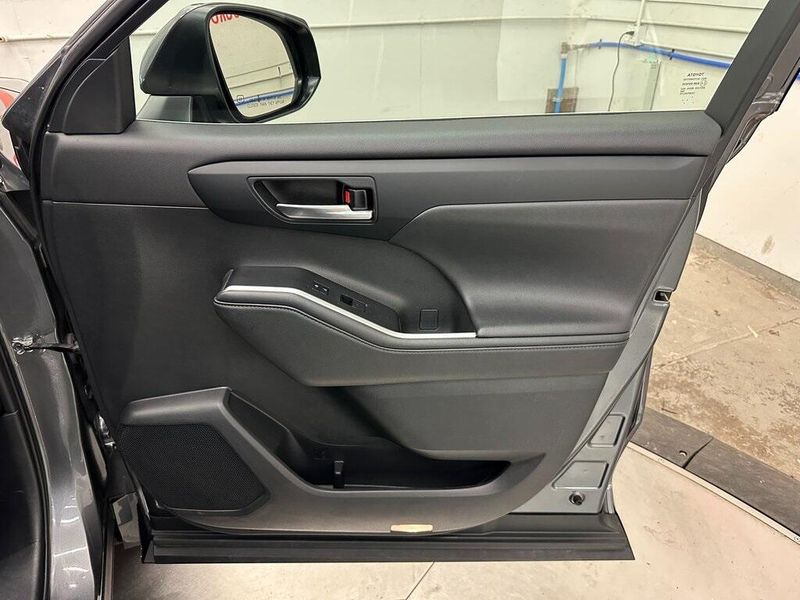 2021 Toyota Highlander XLE photo 29