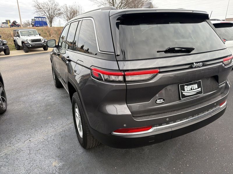 Used 2022 Jeep Grand Cherokee LaredoImage 10