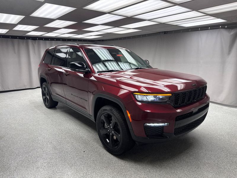 2025 Jeep Grand Cherokee L Limited 4x4Image 4