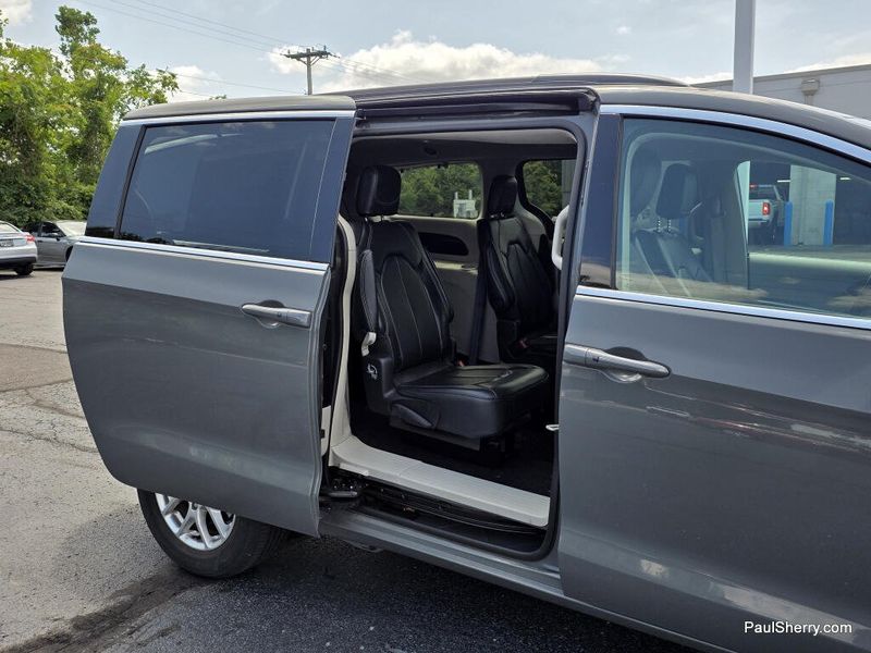 Used 2022 Chrysler Pacifica Touring L