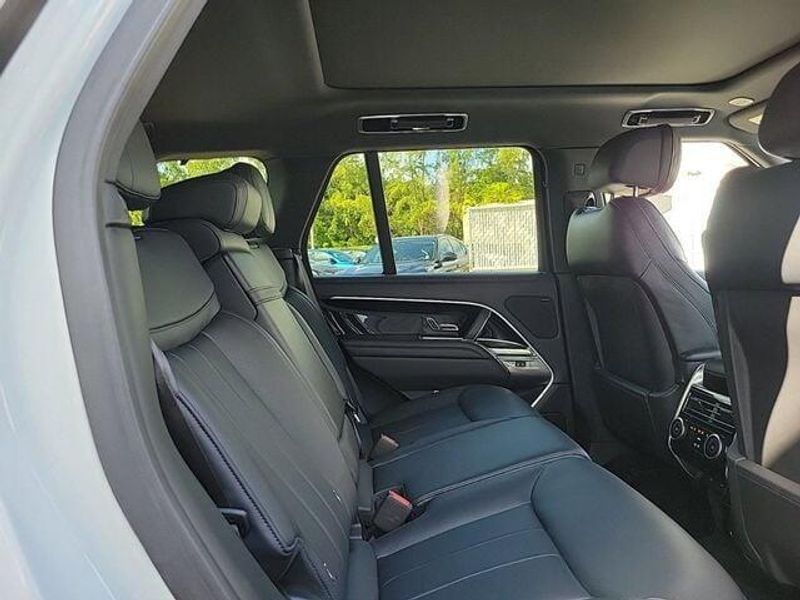 2023 Land Rover Range Rover SE photo 12