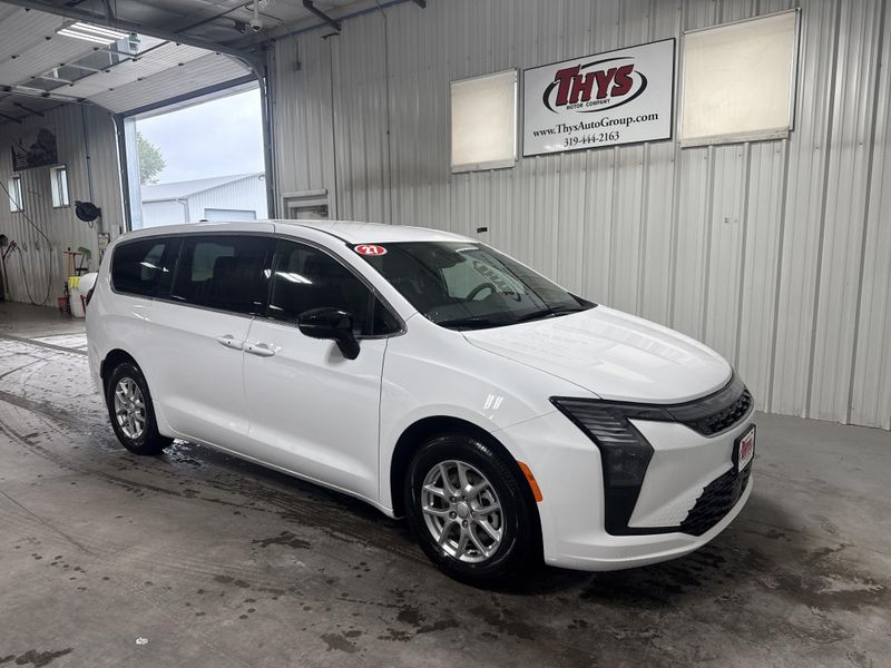 New 2027 Chrysler Pacifica SelectImage 1