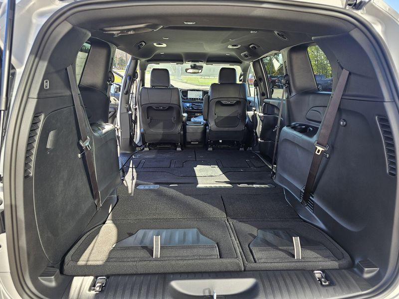 New 2026 Chrysler Pacifica Select AwdImage 12