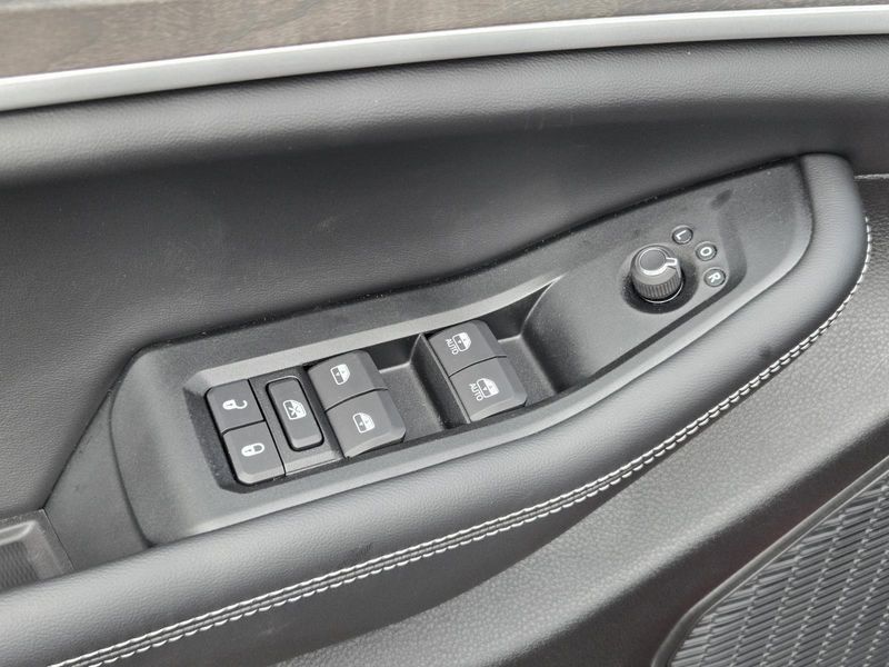 New 2026 Jeep Grand Cherokee Laredo Altitude 4x2