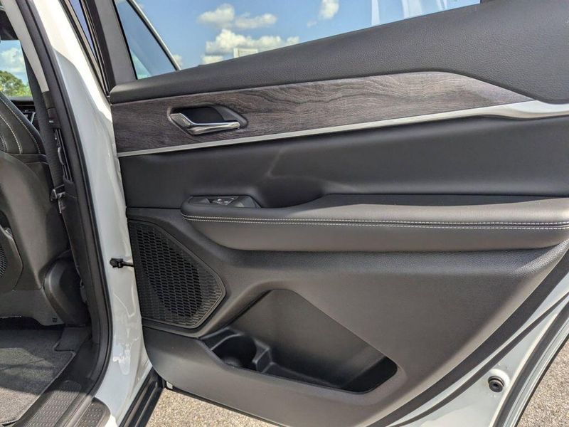 New 2024 Jeep Grand Cherokee L Limited 4x2Image 14