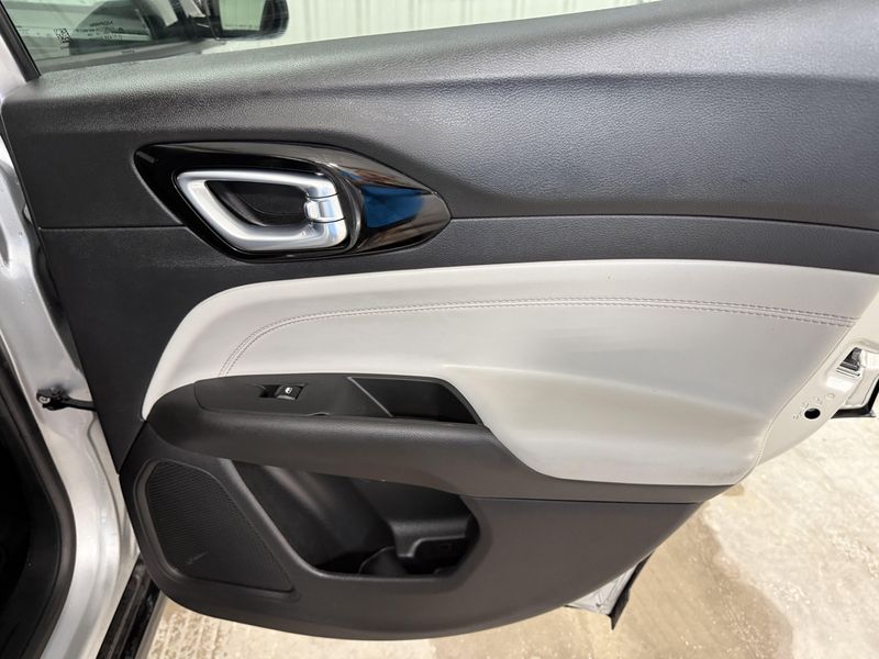 Used 2025 Jeep Compass LimitedImage 9