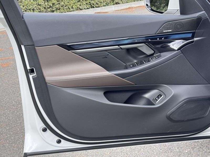 2024 BMW i5 eDrive40Image 19