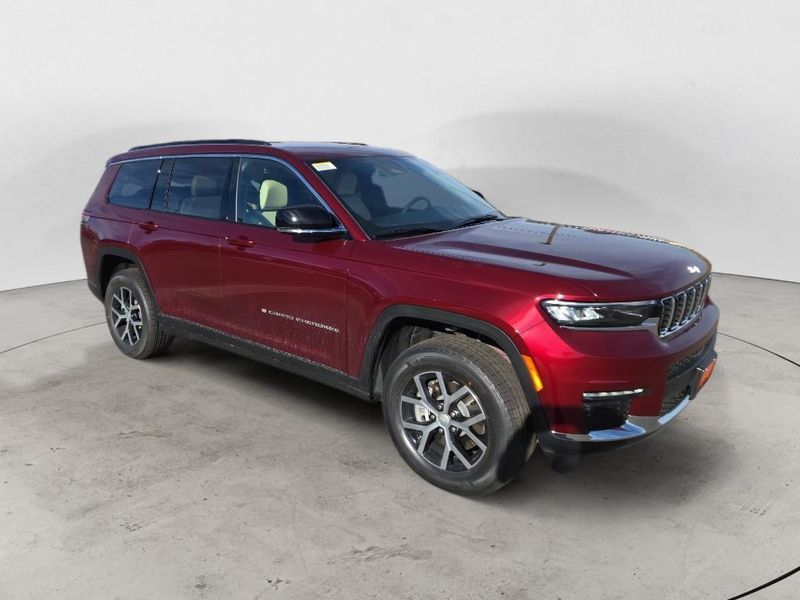2025 Jeep Grand Cherokee Limited photo 3