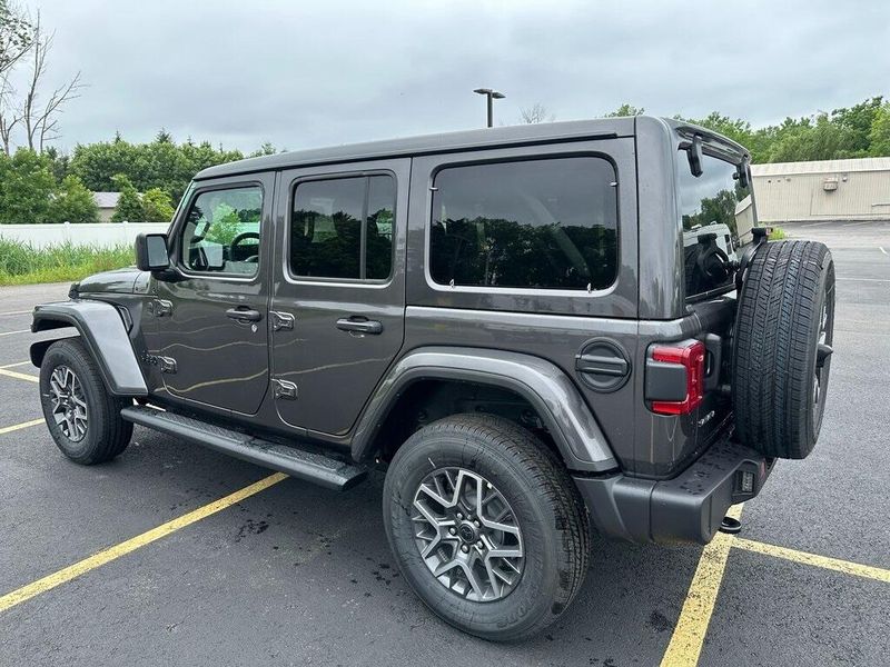 2025 Jeep Wrangler 4-door SaharaImage 10