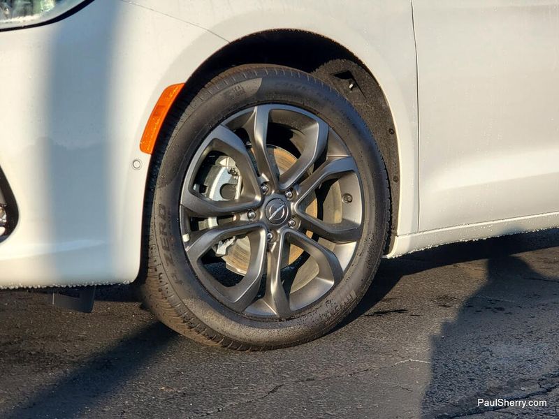 New 2026 Chrysler Pacifica Select